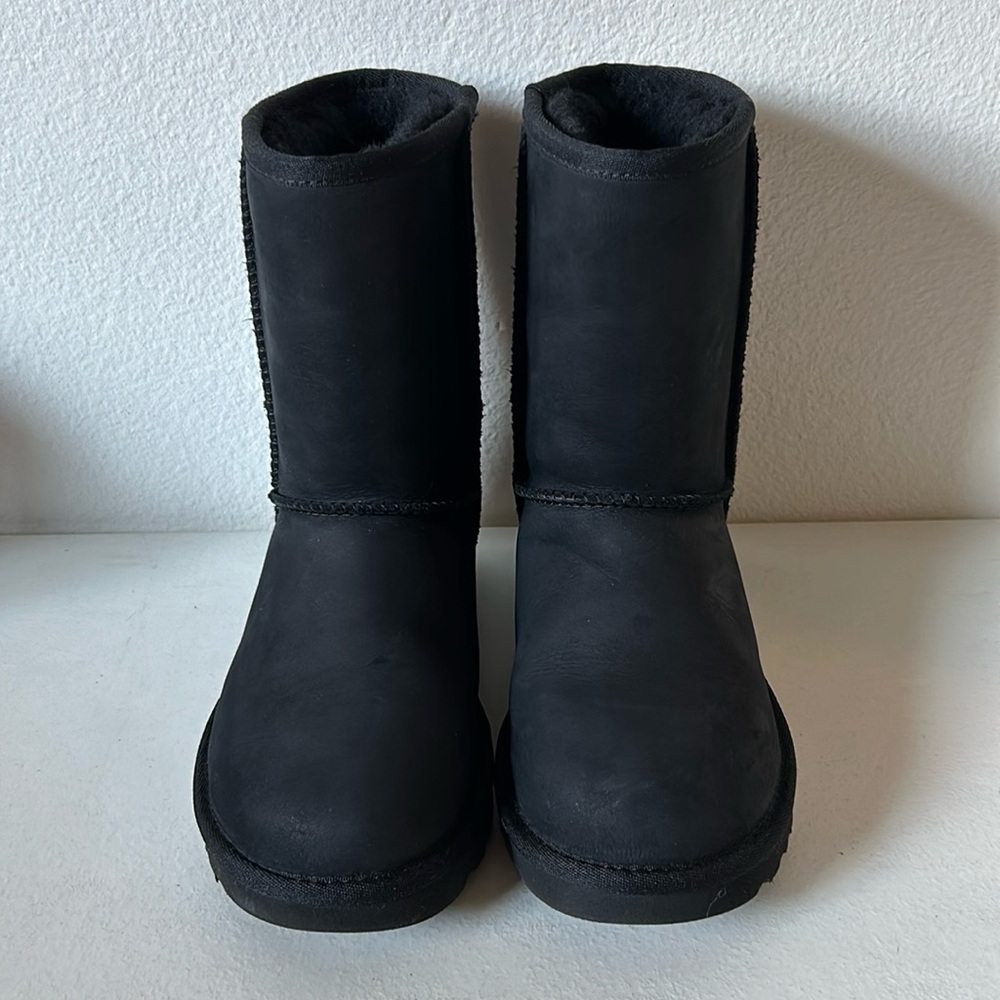 UGG Women’s Black Classic Short II Boot Size 5